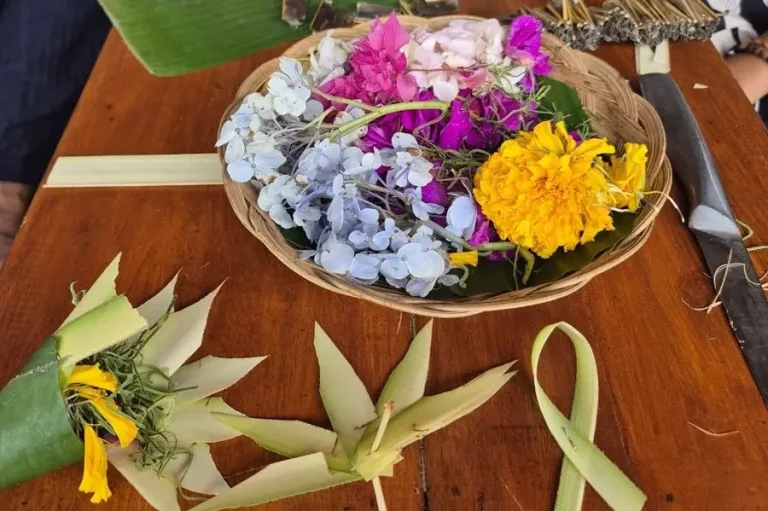 Bunter Blumenkranz und frische Blumen auf einem Tisch in aufwendiger Anordnung.