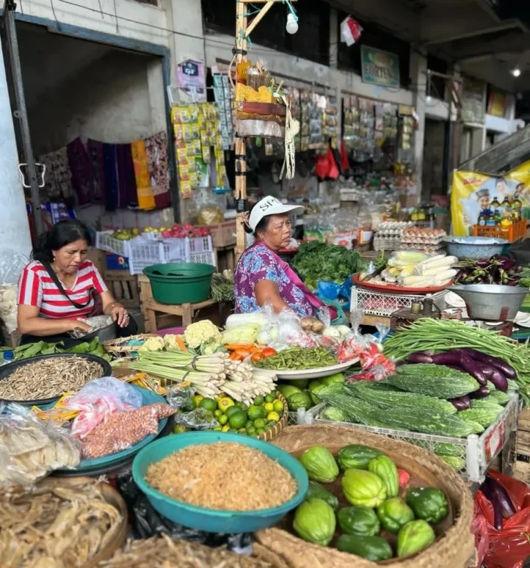 Markt mit buntem Gemüse, Obst und Menschen, die an Ständen verkaufen und kaufen.