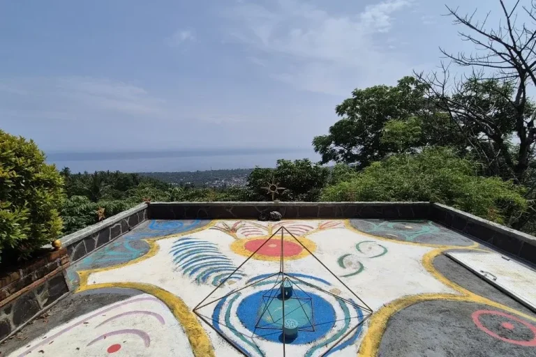 Farbige Zeichnungen auf einem Aussichtspunkt mit Blick auf die Landschaft und das Meer.